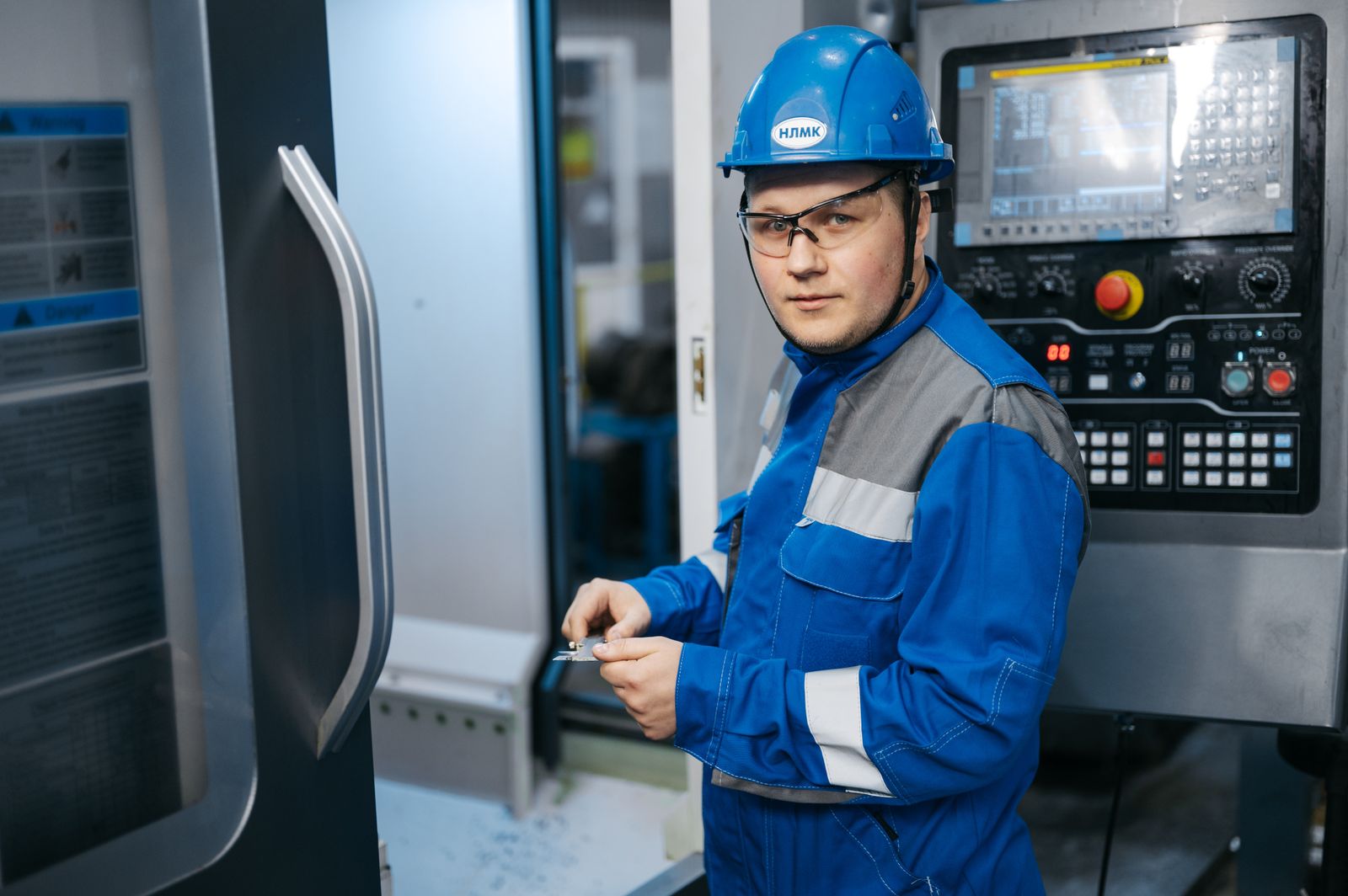 CNC tezgâhında çalışan endüstriyel üretim operatörü